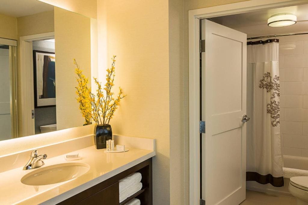 One-Bedroom King Suite with Sofa Bed room - Image 3