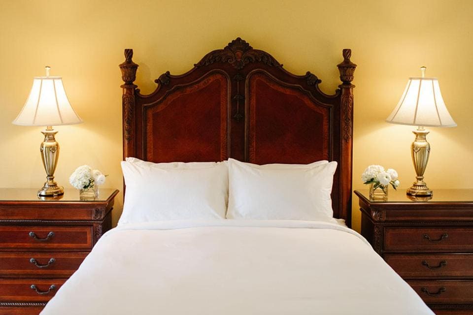 Premier Room, 1 Queen Bed room - Image 1