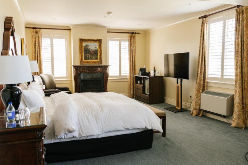 Superior Room, 1 King Bed room - Image 1