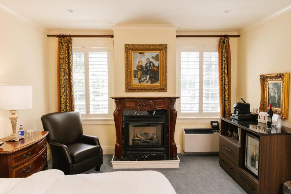 Superior Room, 1 Queen Bed room - Image 1