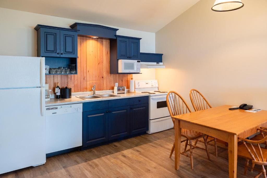 One-Bedroom Cottage with Two Queen Beds room - Image 3
