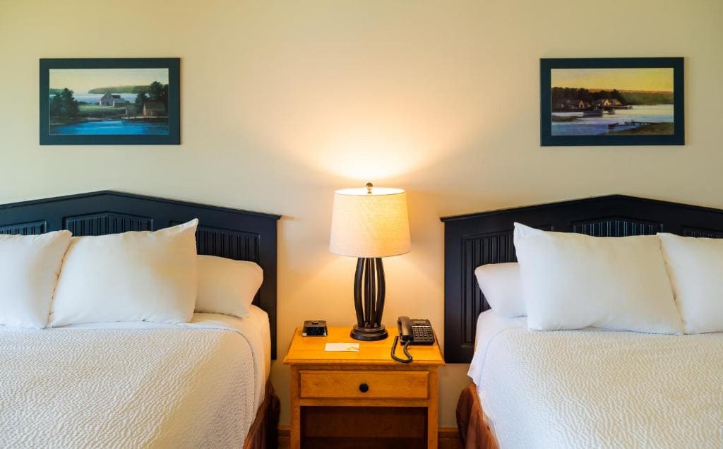 One-Bedroom Cottage with Two Queen Beds room - Image 1