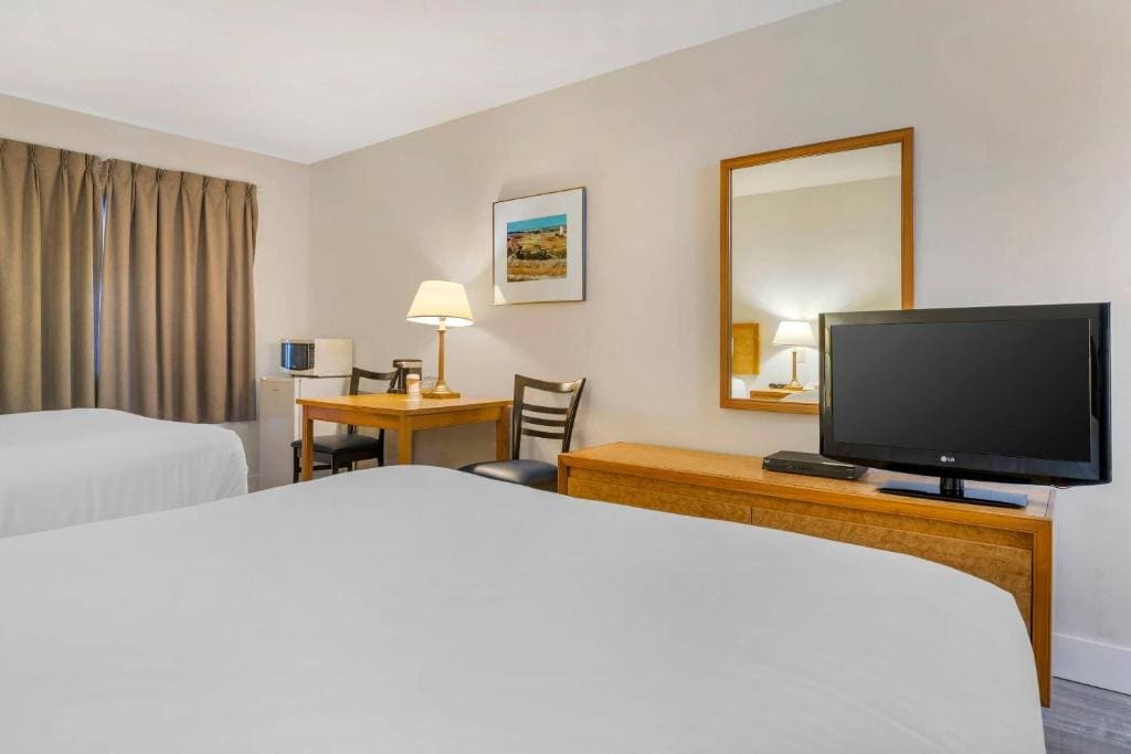 Queen Room with Two Queen Beds - Non-Smoking room - Image 2