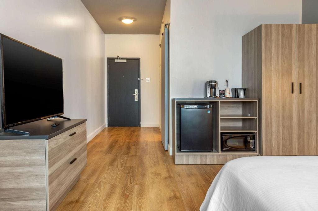 Queen Room - Accessible/Non-Smoking room - Image 2