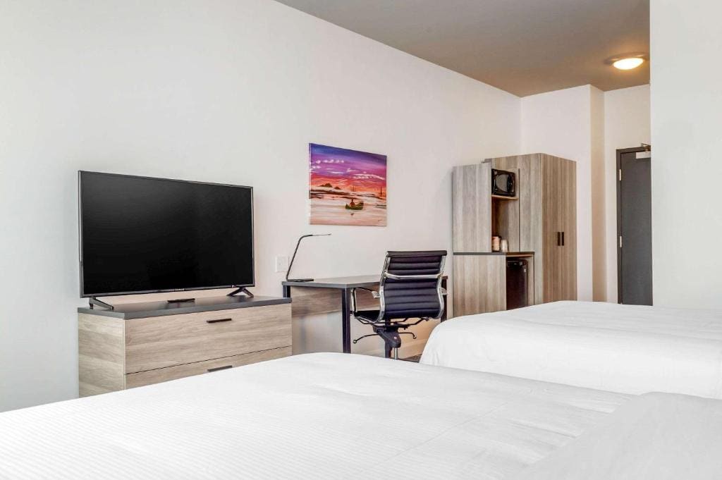 Standard Queen Room with Two Queen Beds - Non-Smoking room - Image 2