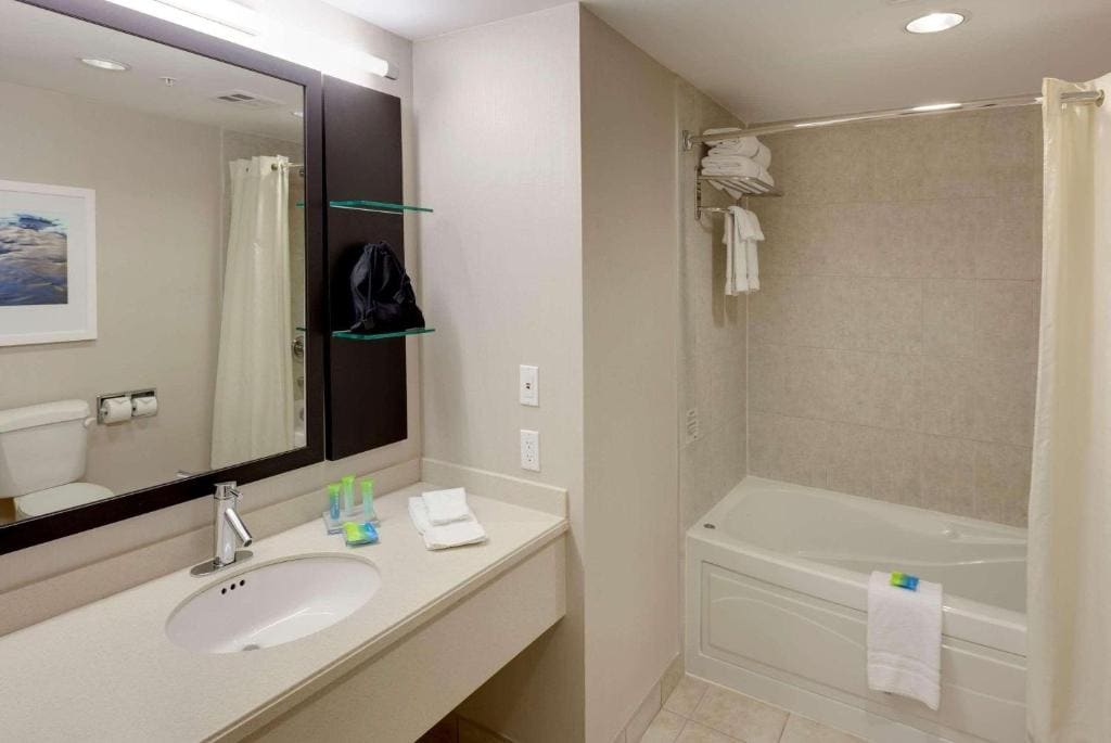Standard King Room with River View room - Image 2