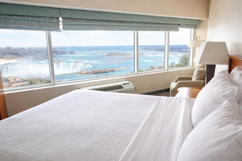 Standard King Room with Falls View and Jetted Tub room - Image 3