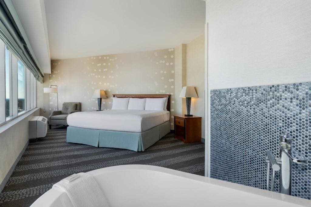 Standard King Room with Falls View and Jetted Tub room - Image 1