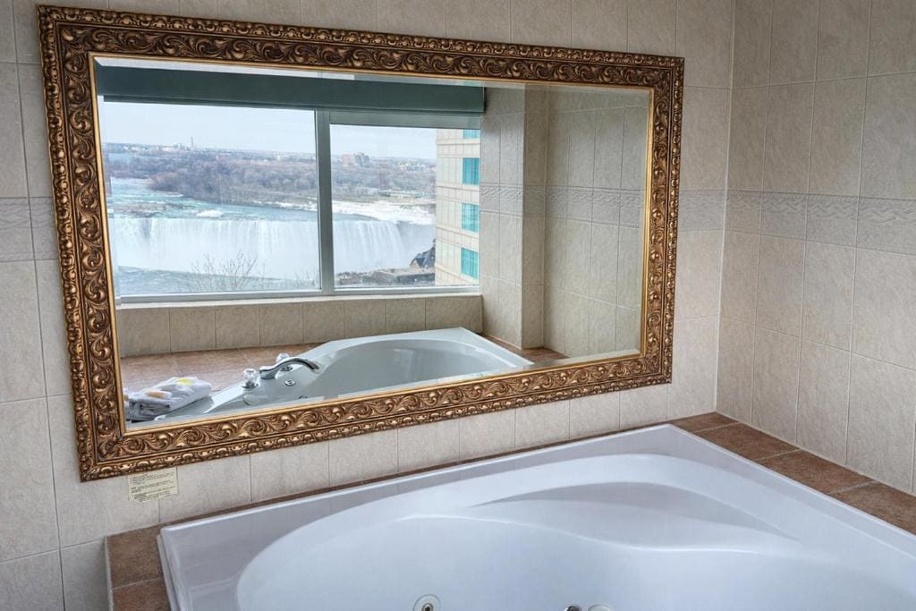 Standard King Room with Falls View and Jetted Tub room - Image 2