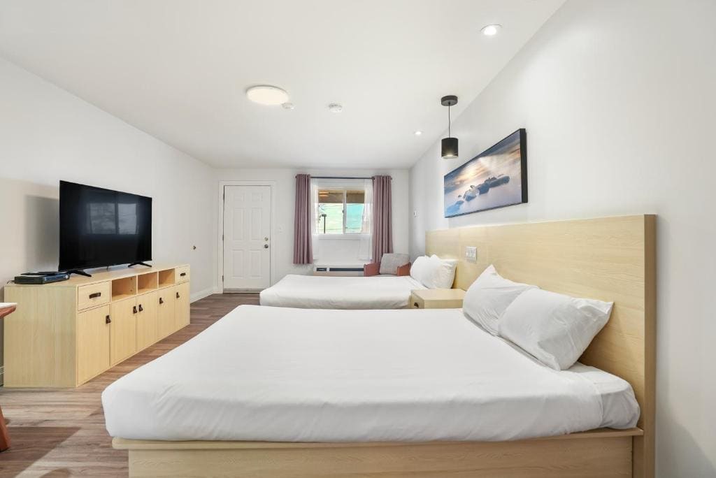 Standard Room with Two Queen Beds room - Image 2