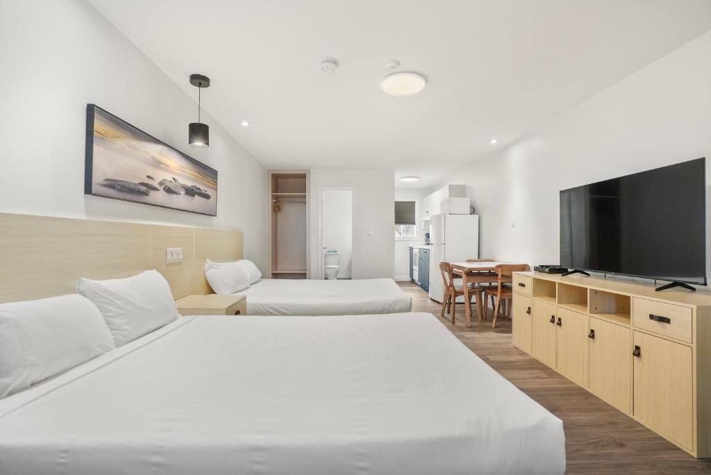 Standard Room with Two Queen Beds room - Image 3