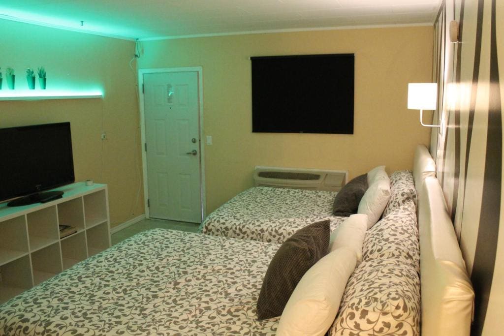 Queen Room with Two Queen Beds room - Image 3