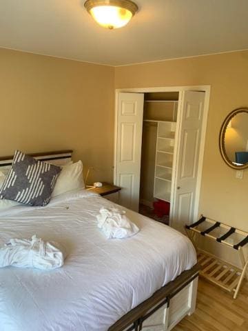 Queen Room with Shared Bathroom room - Image 1
