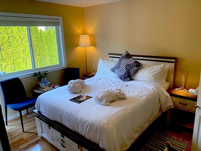 Queen Room with Shared Bathroom room - Image 2