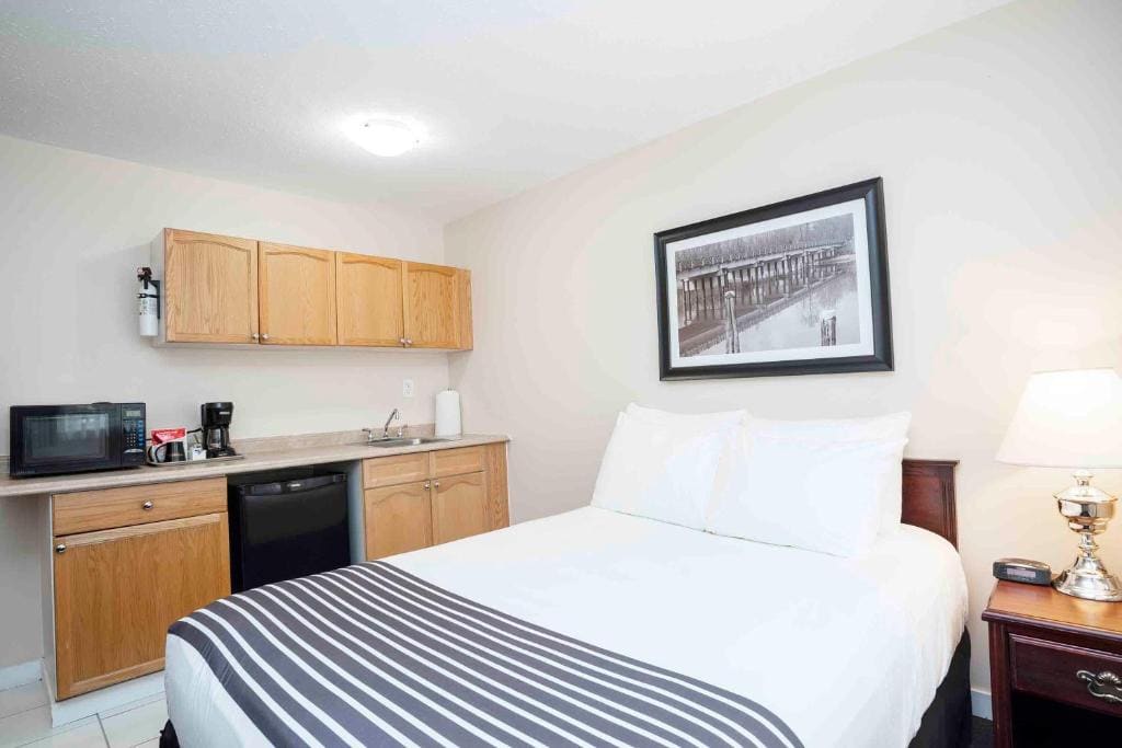 Standard Room, 1 Queen Bed, Kitchenette room - Image 3