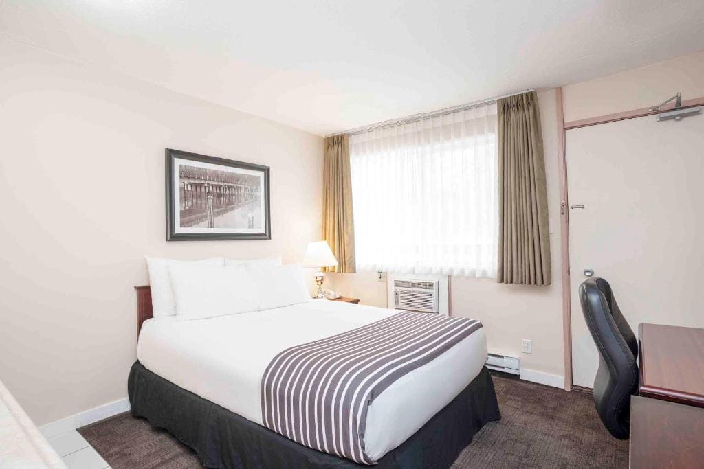 Standard Room, 1 Queen Bed, Kitchenette room - Image 2