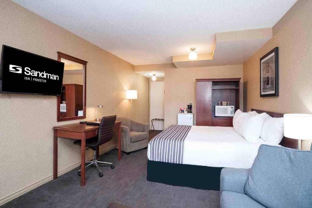 Standard Room, 1 King Bed room - Image 1