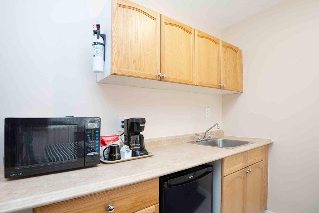 Standard Room, 1 Queen Bed, Kitchenette room - Image 1