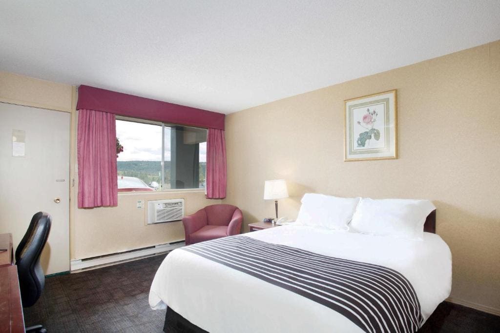 Standard Room, 1 Queen Bed room - Image 3