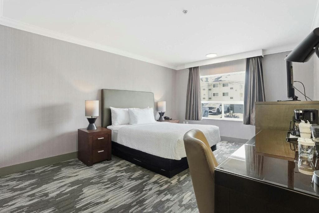 Accessible Room, 1 Queen Bed room - Image 1