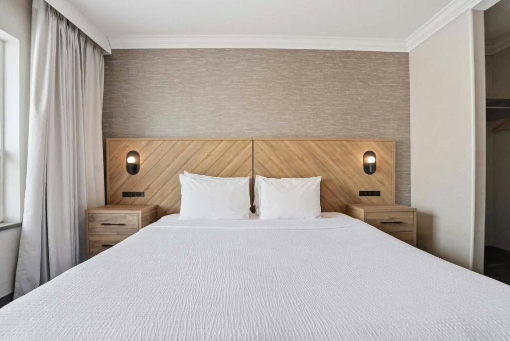 Grand Suite, 1 King Bed, Sofa Bed, Kitchenette room - Image 2