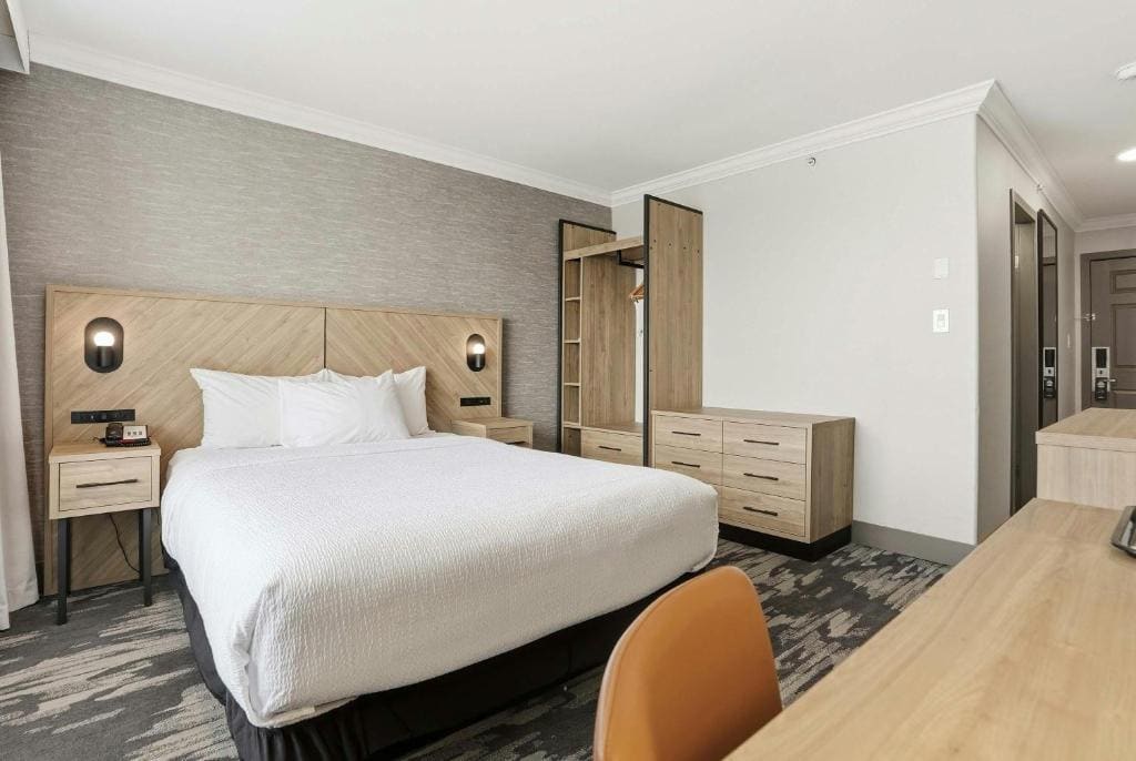 Standard Room, 1 Queen Bed room - Image 3