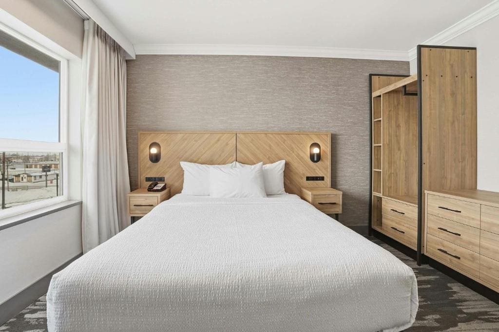 Standard Room, 1 Queen Bed room - Image 2
