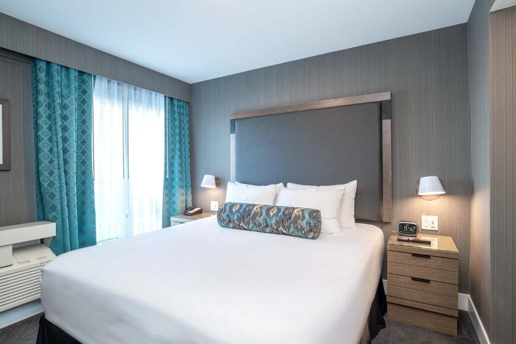 Standard Suite, 1 King Bed, Kitchen room - Image 3