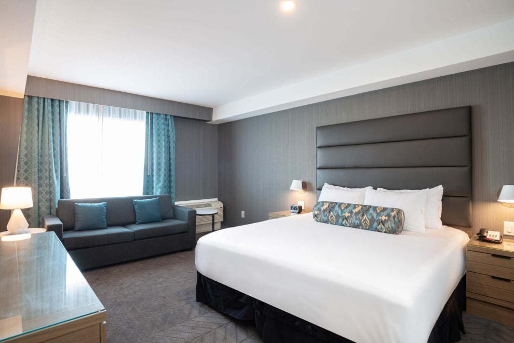 Grand Suite, 1 King Bed, Sofa Bed, Kitchenette room - Image 3