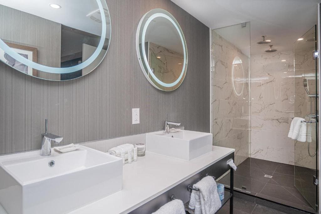 Grand Suite, 1 King Bed, Sofa Bed, Kitchenette room - Image 2