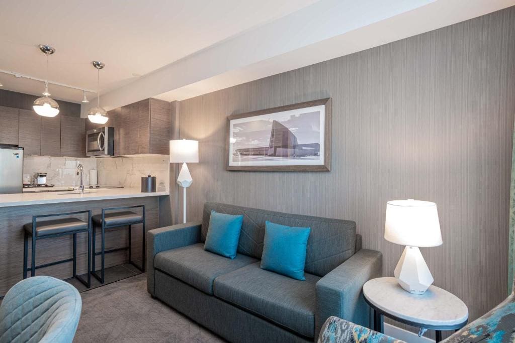 Standard Suite, 1 King Bed, Kitchen room - Image 2
