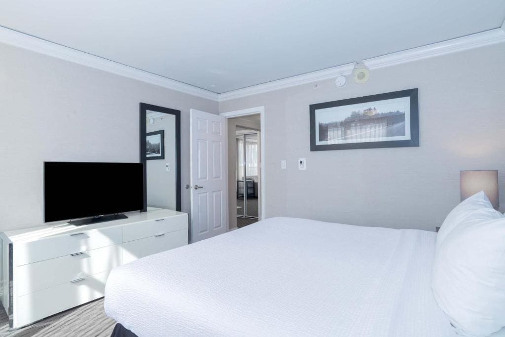 Standard Suite, 1 King Bed, Kitchenette, South Tower room - Image 3