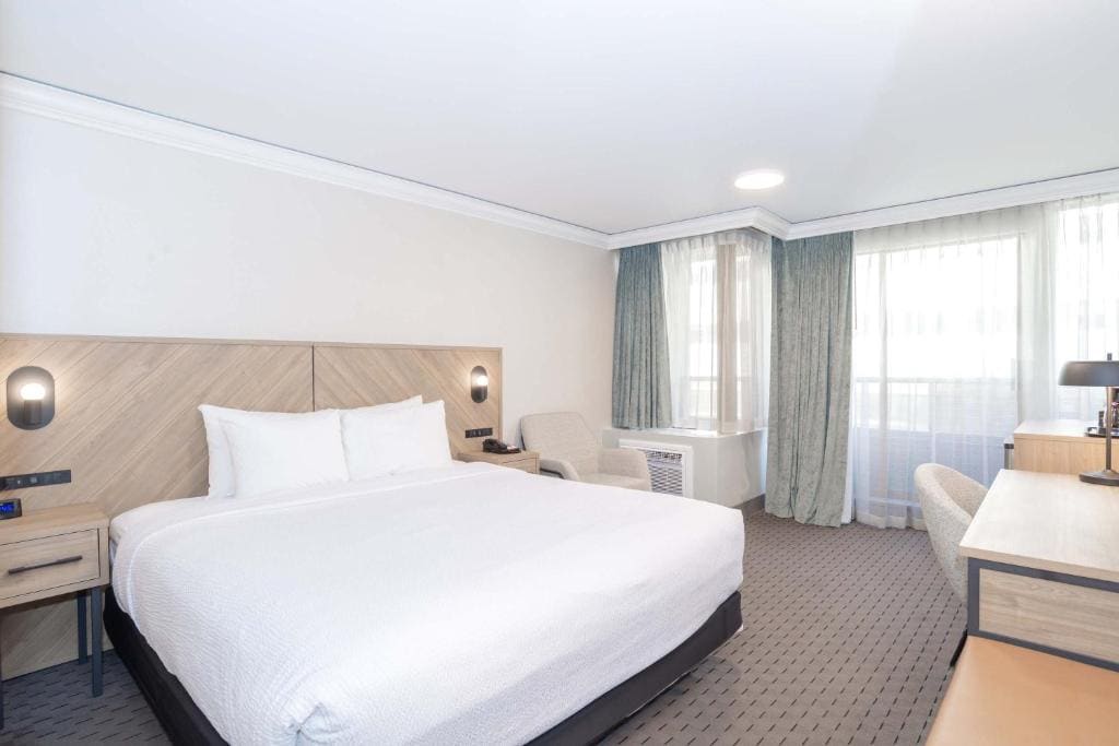 Standard Room, 1 King Bed, South Tower room - Image 2
