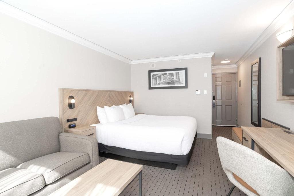 Standard Room, 1 King Bed, Sofa Bed, South Tower room - Image 2