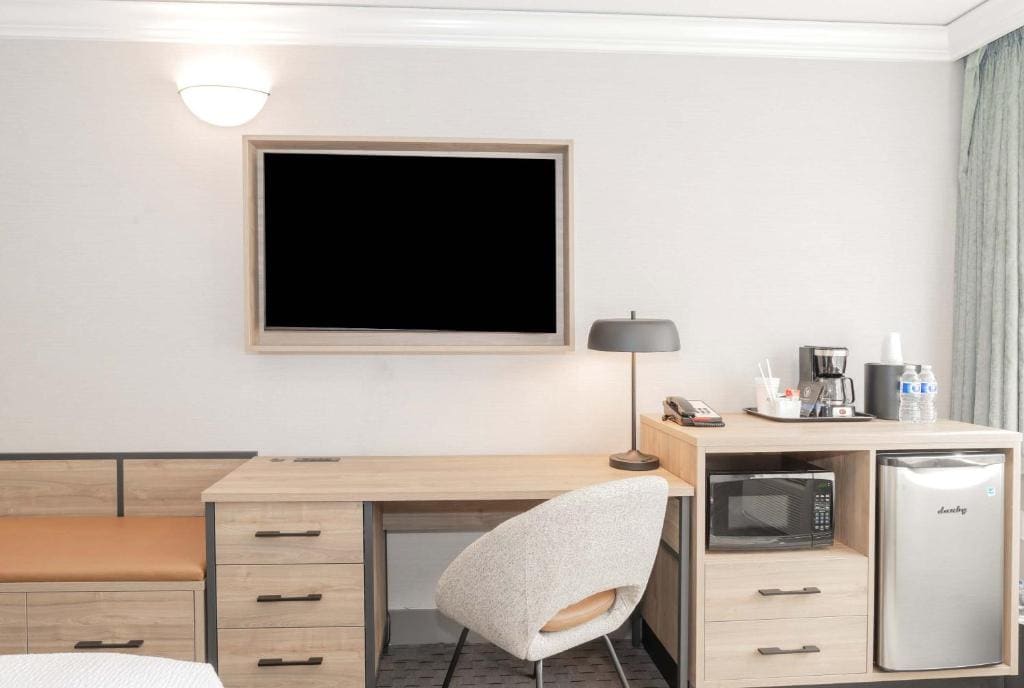Standard Room, 1 King Bed, Sofa Bed, South Tower room - Image 3