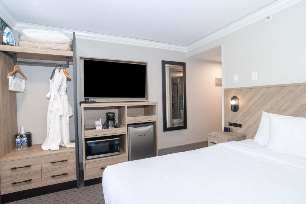 Standard Room, 1 Queen Bed, South Tower room - Image 1