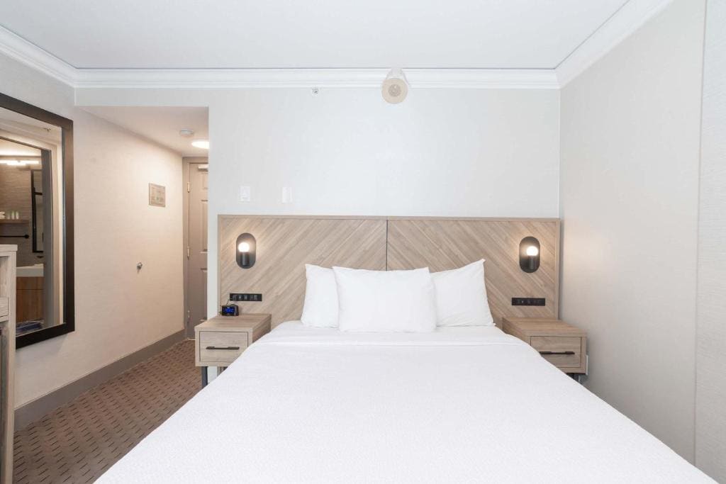 Standard Room, 1 King Bed, South Tower room - Image 1