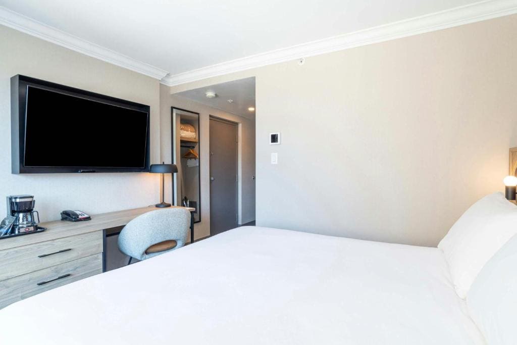 Standard Room, 1 King Bed, North Tower room - Image 1