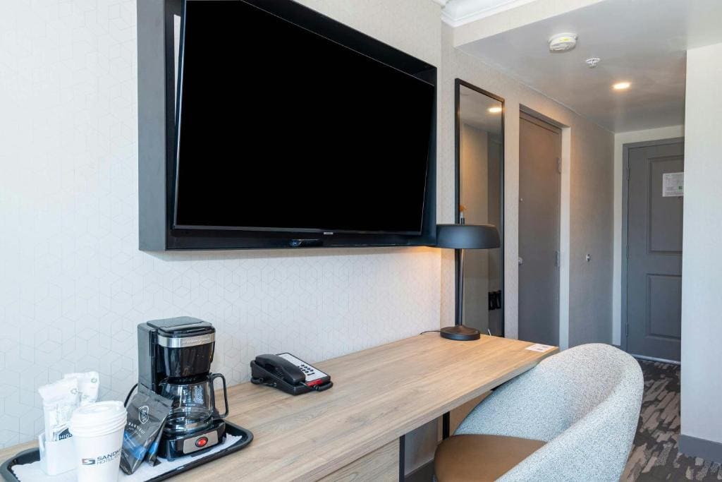 Standard Room, 2 Queen Beds, North Tower room - Image 3