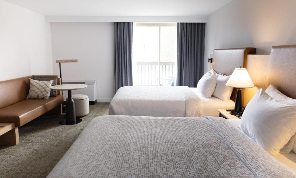 Woodland Balcony Room, 2 Queens – Pet Friendly room - Image 3