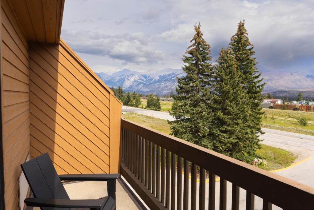 Woodland Balcony Room, 2 Queens – Pet Friendly room - Image 2
