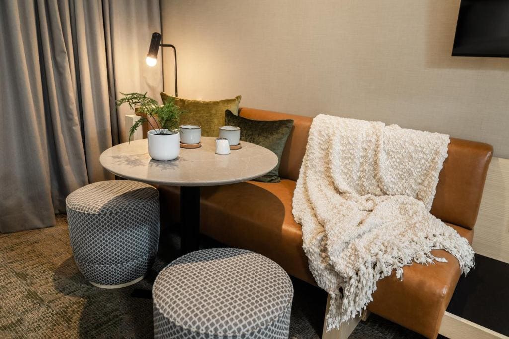 Alpine Kitchen Suite, 2 Queens room - Image 3