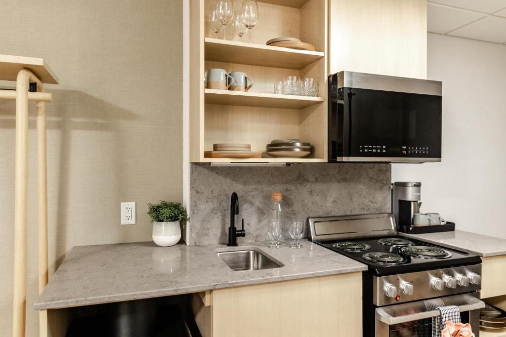 Alpine Kitchen Suite, 2 Queens room - Image 1