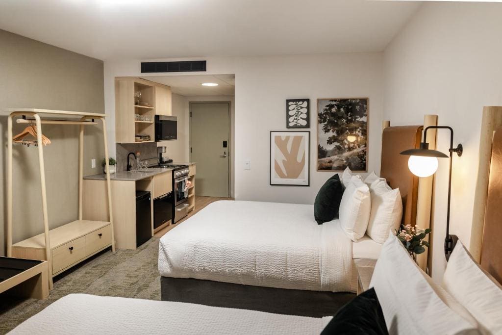 Alpine Kitchen Suite, 2 Queens room - Image 2
