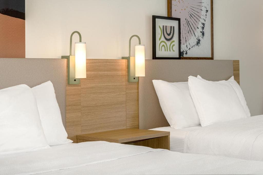 Queen Room with Two Queen Beds and Mobility Accessible Tub room - Image 3