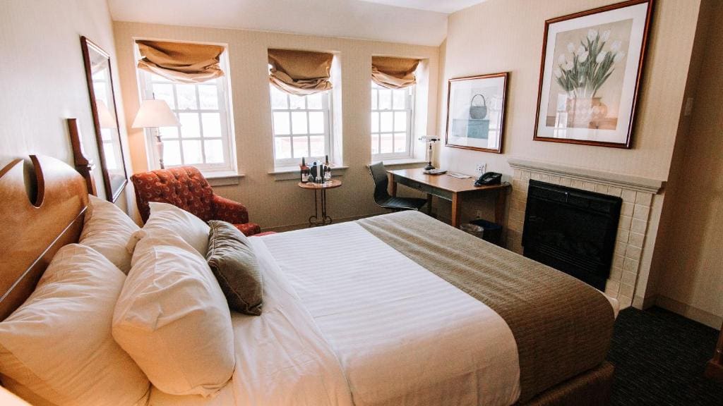 Deluxe King Room room - Image 2