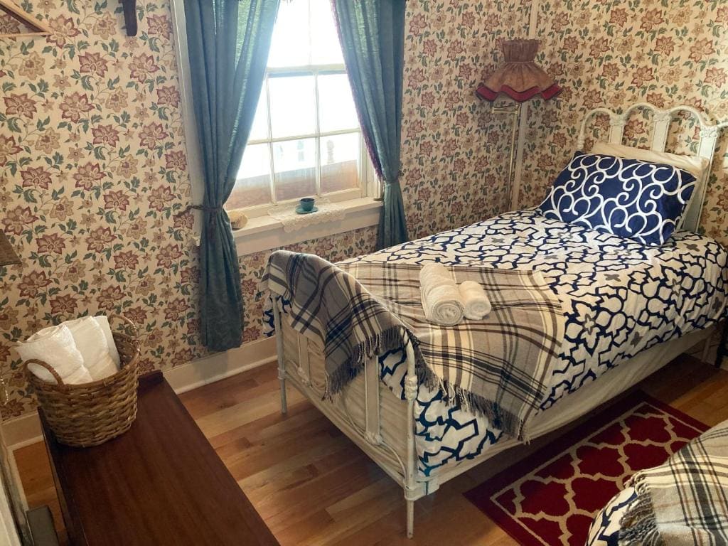 Budget Twin Room room - Image 3