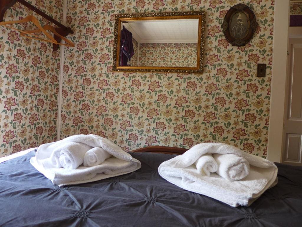 Queen Room with Shared Bathroom room - Image 2
