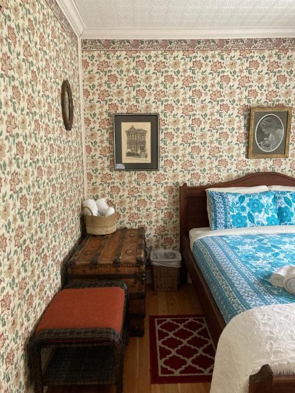 Queen Room with Shared Bathroom room - Image 3