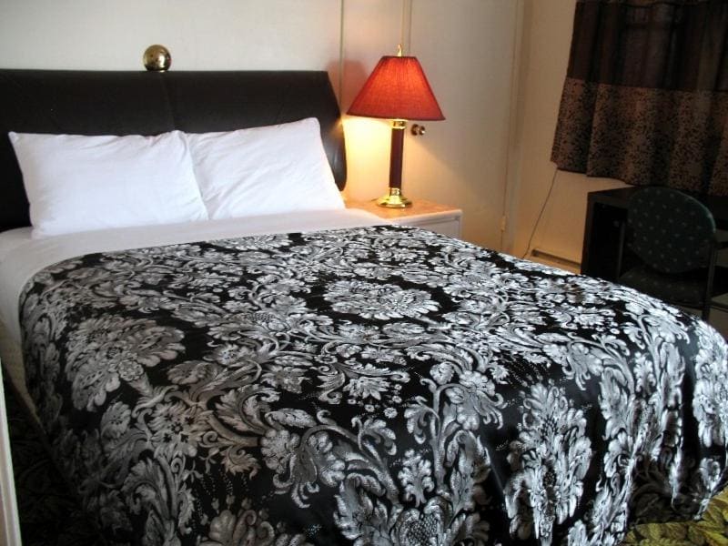 Double Room with Two Double Beds room - Image 2